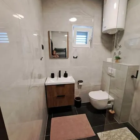 Apartman S Terasom I Vrtom Trogir