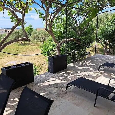 Apartman S Terasom I Vrtom * Trogir