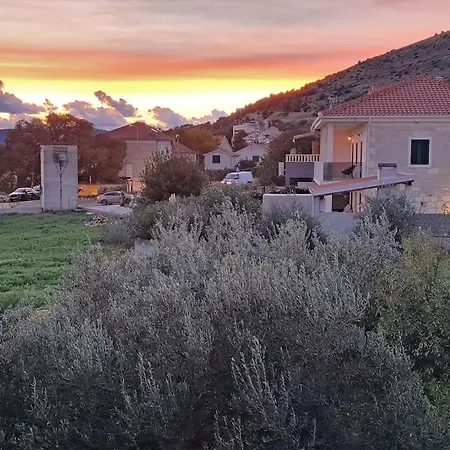 Apartman S Terasom I Vrtom Trogir