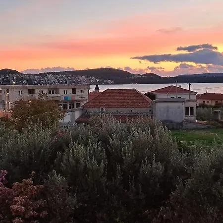 Apartman S Terasom I Vrtom * Trogir